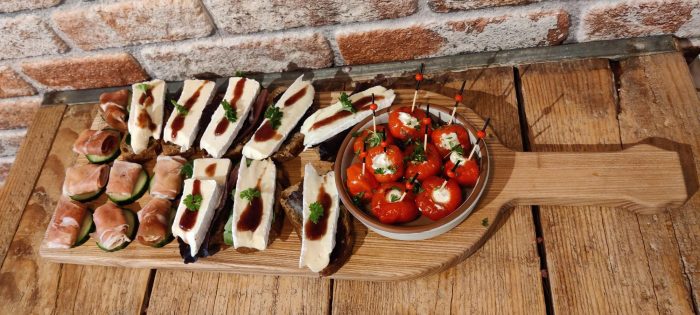 Plank met 50 luxe hapjes